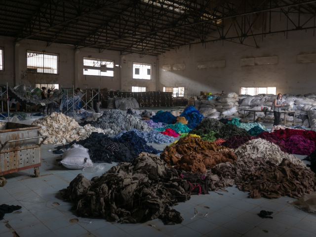 riciclare vestiti per combattere l'inquinamento tessile