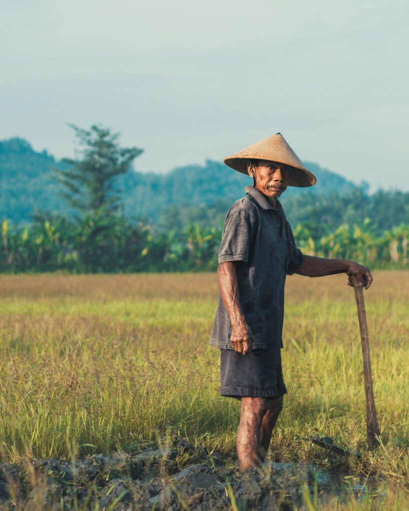 contadino indonesiano che vive l'impatto ecologico delle grandi aziende che espropriano gli abitanti dei propri terreni