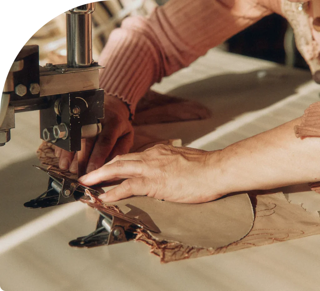 gli artigiani che lavorano per la lingerie made in italy