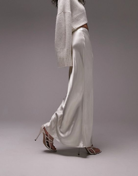 Tendenze Outfit Natale 2023 - Total white maglione caldo + gonna satin