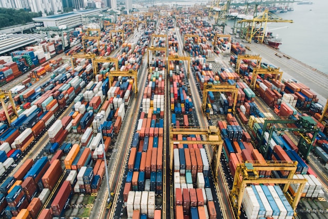 migliaia di container da inviare in Europa e nei paesi occidentali