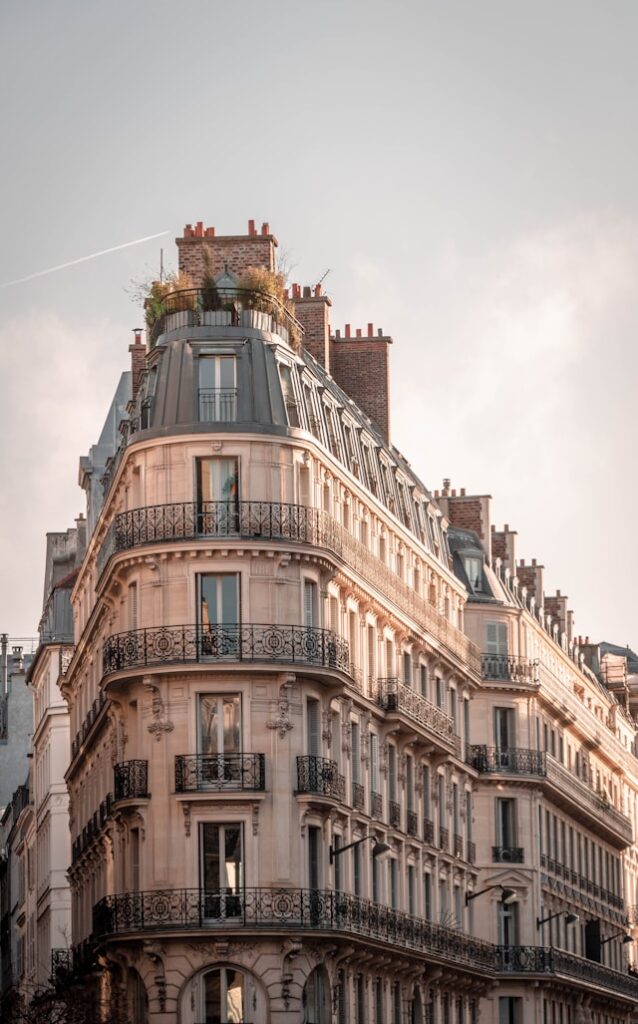 I famosi edifici di Parigi in stile haussmaniano