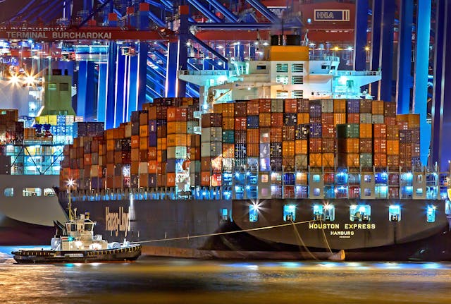 Container su una nave diretta alla distribuzione globale del settore tessile