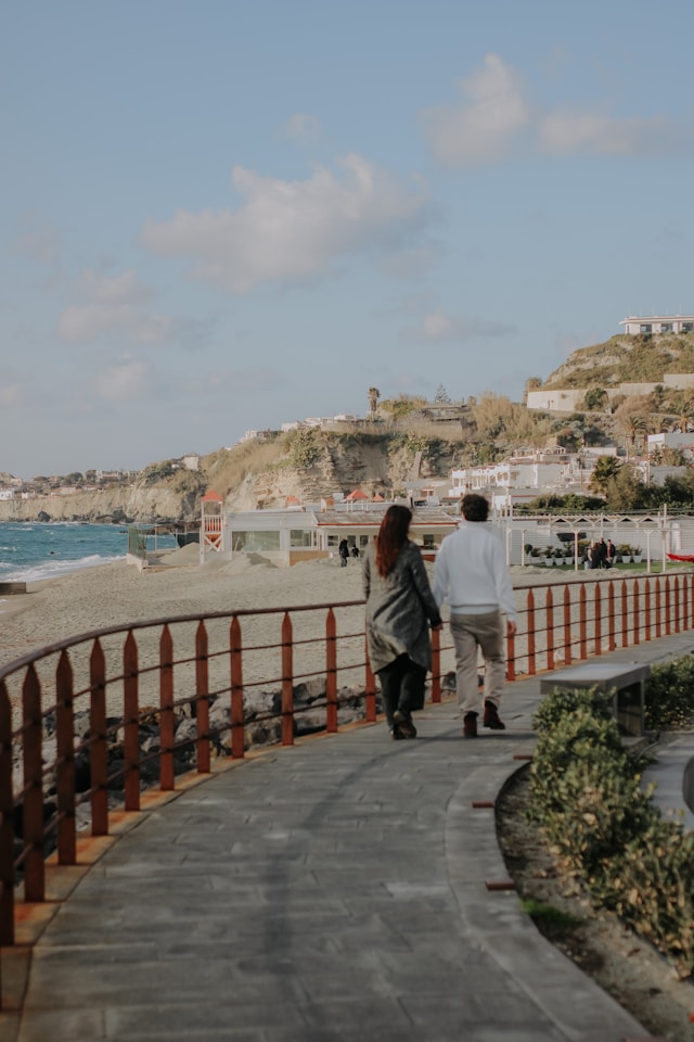 passeggiata sul lungomare di citara